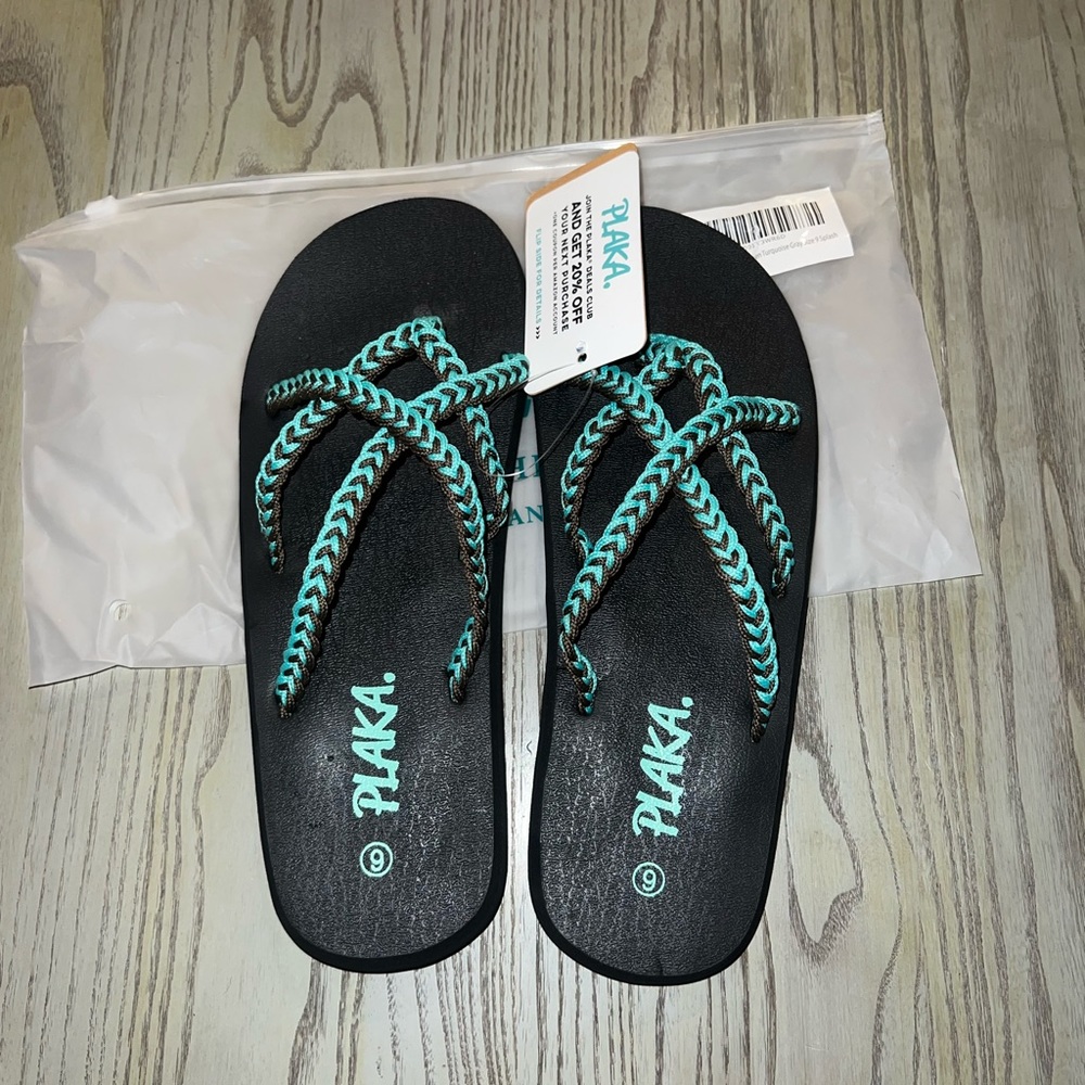 BUNDLE 2 ITEMS FOR $8

LAST PRICE🍒PLAKA flip flops turquoise gray splash sandals